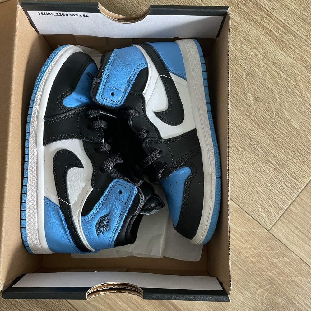 Toddler Retro Jordan 1 UNC toe in excellent condition worn twice Size 10